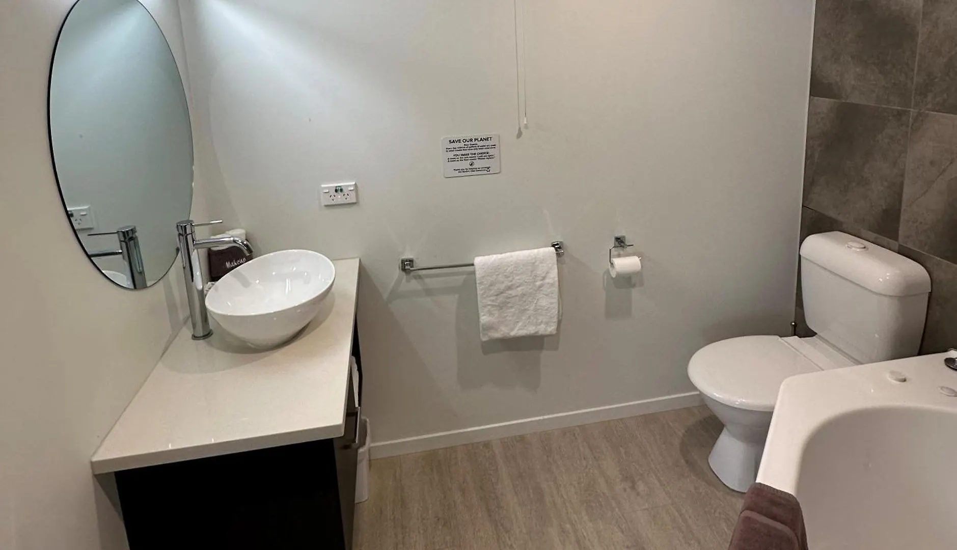 ****  Baycourt Lakefront Motel Taupo New Zealand
