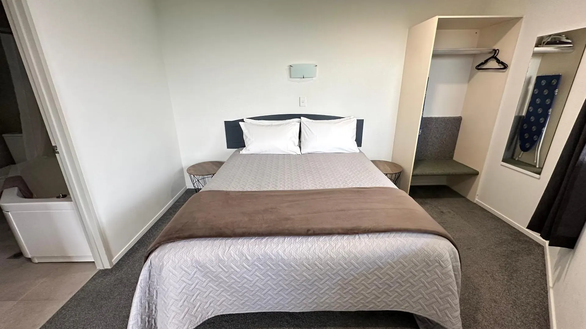 Baycourt Lakefront Motel Taupo New Zealand