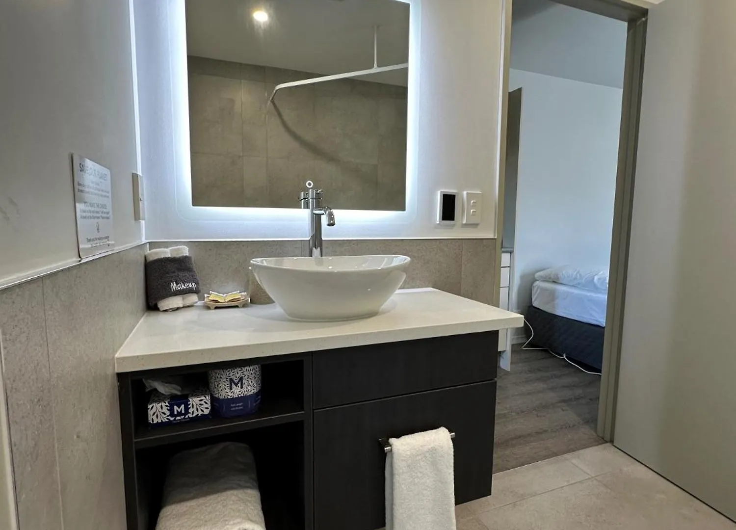 ****  Baycourt Lakefront Motel Taupo New Zealand