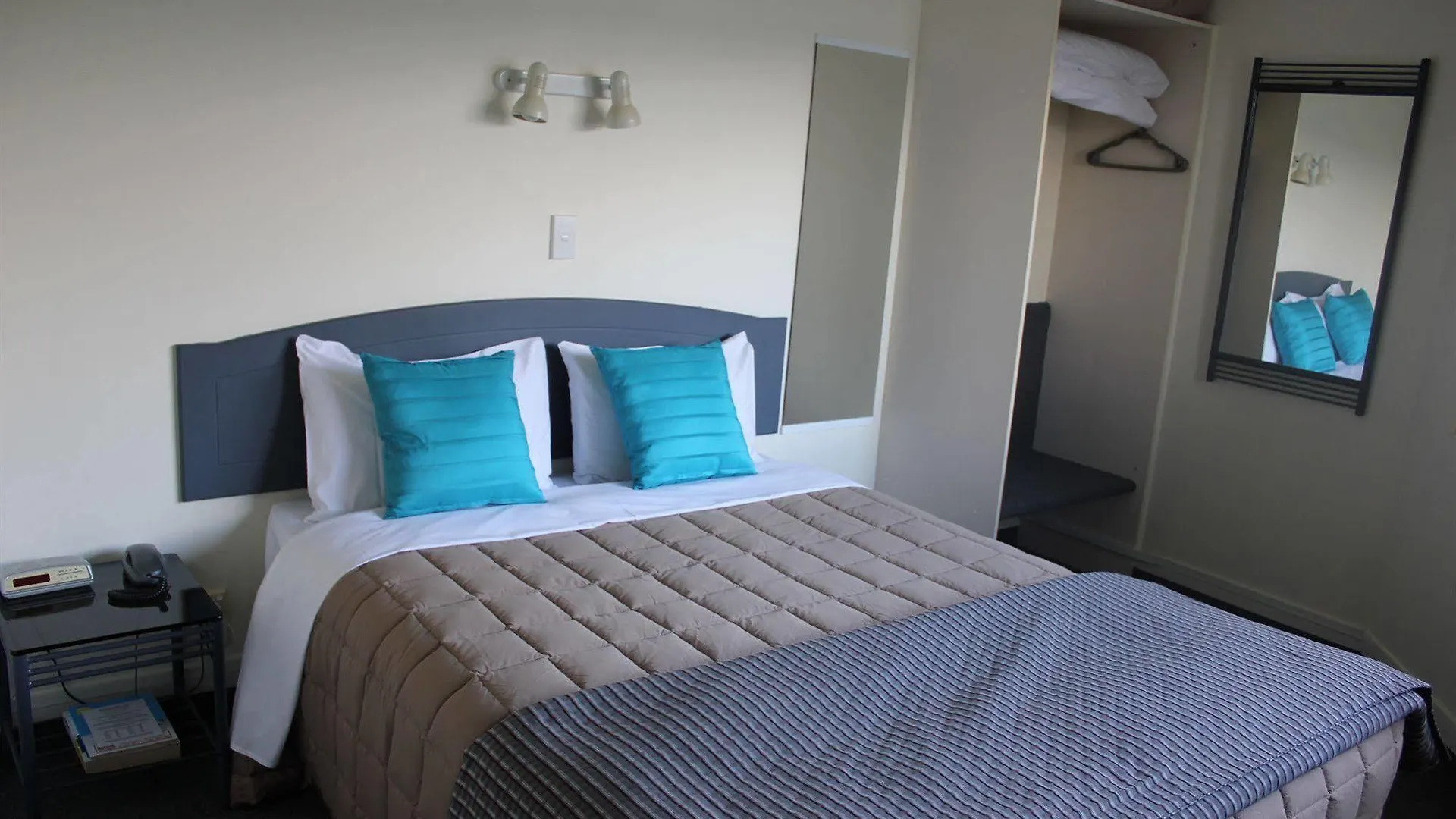 ****  Baycourt Lakefront Motel Taupo New Zealand