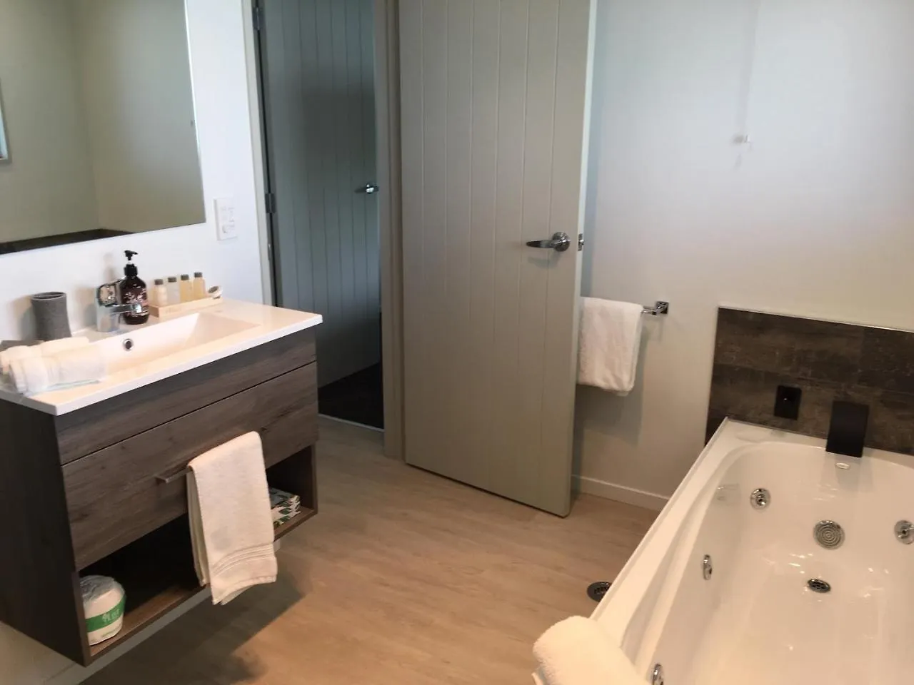 Baycourt Lakefront Motel Taupo